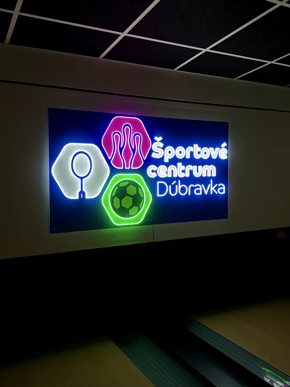 Světelný panel Športové centrum Dúbravka — realizace Neonworld