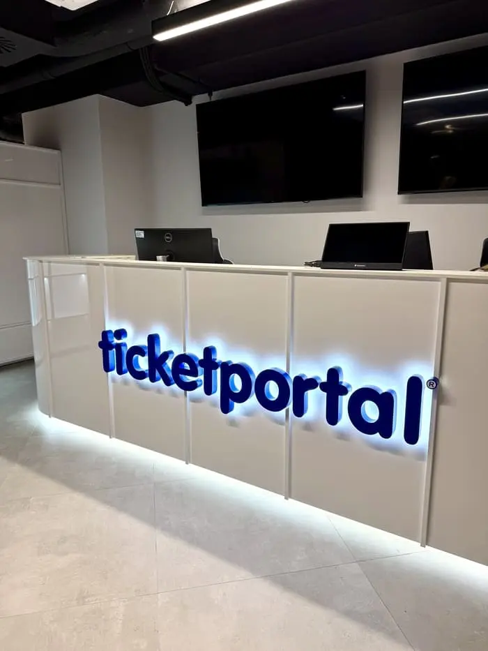 Podsvícené logo Ticketportal — realizace Neonworld