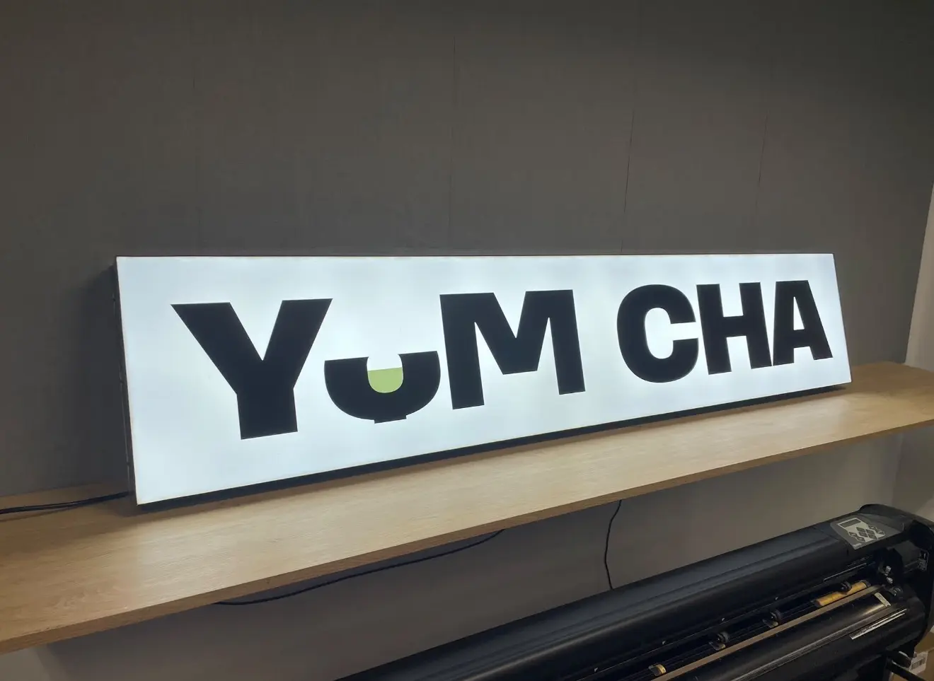 Lightbox — světelný panel Yum Cha — realizace Neonworld