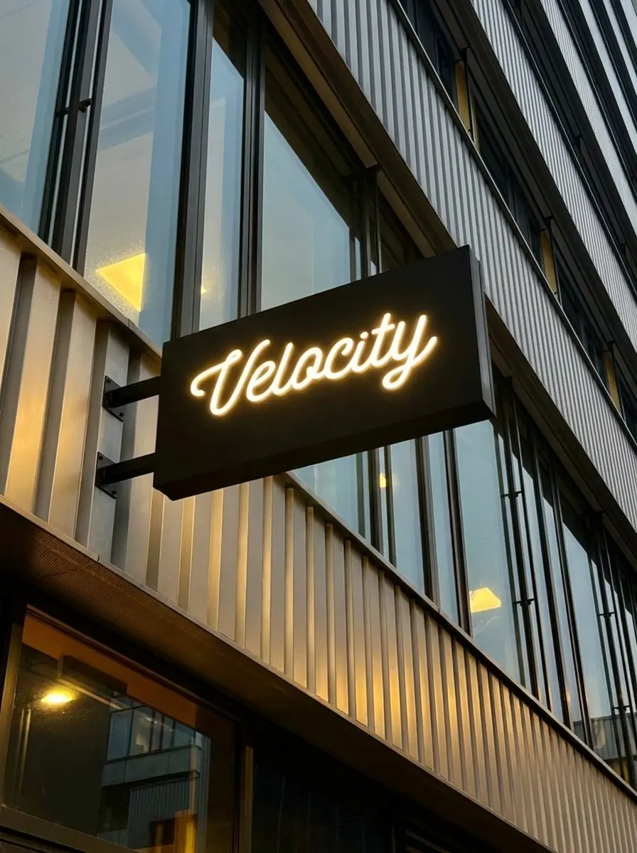 Světelná výstrč Velocity — realizace Neonworld